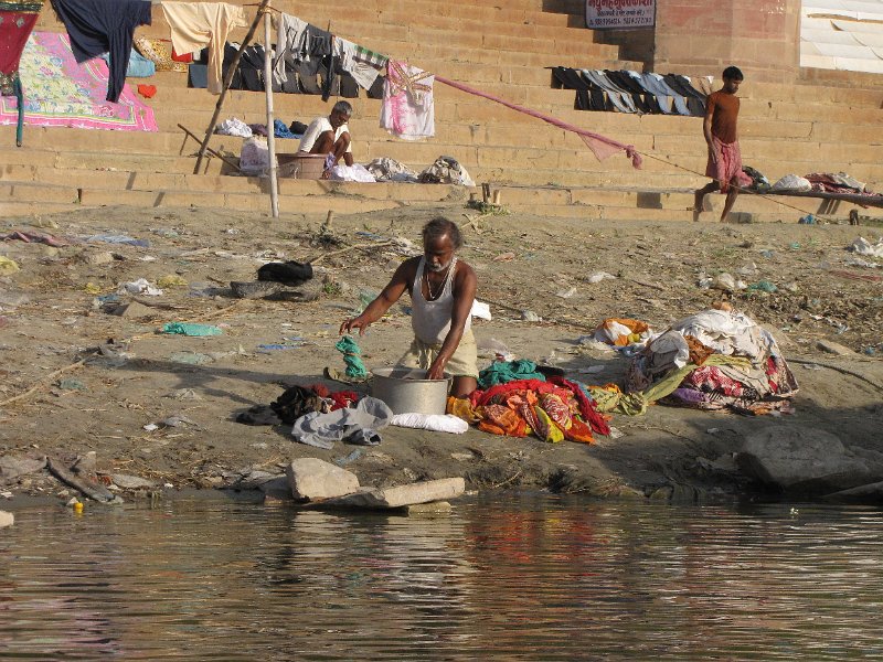 kleding wassen ganges.jpg - Aan de oever van de Ganges wordt van alles gedaan, oa het wassen van kleren.De kleren worden geschrobd en geslagen op de grote platte stenen die langs het water liggen.